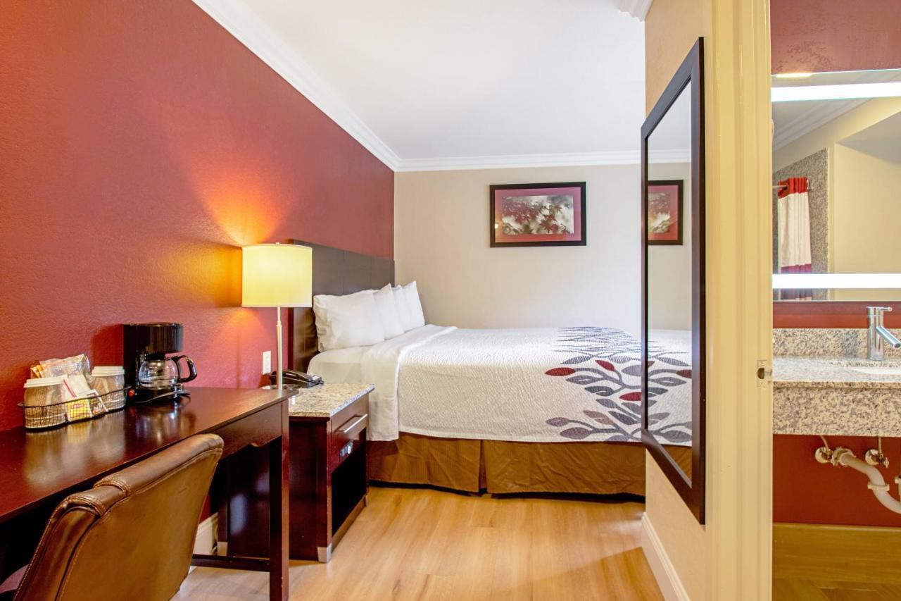Red Roof Inn & Suites Monterey Exterior foto